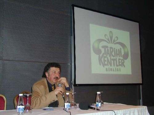 Oktay Ekinci’yi saygı ve sevgiyle anıyoruz